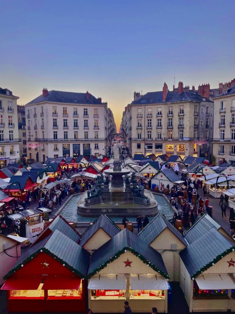 Structure Ã©vÃ©nementielle en bois pour marchÃ© de NoÃ«l Ã  Nantes